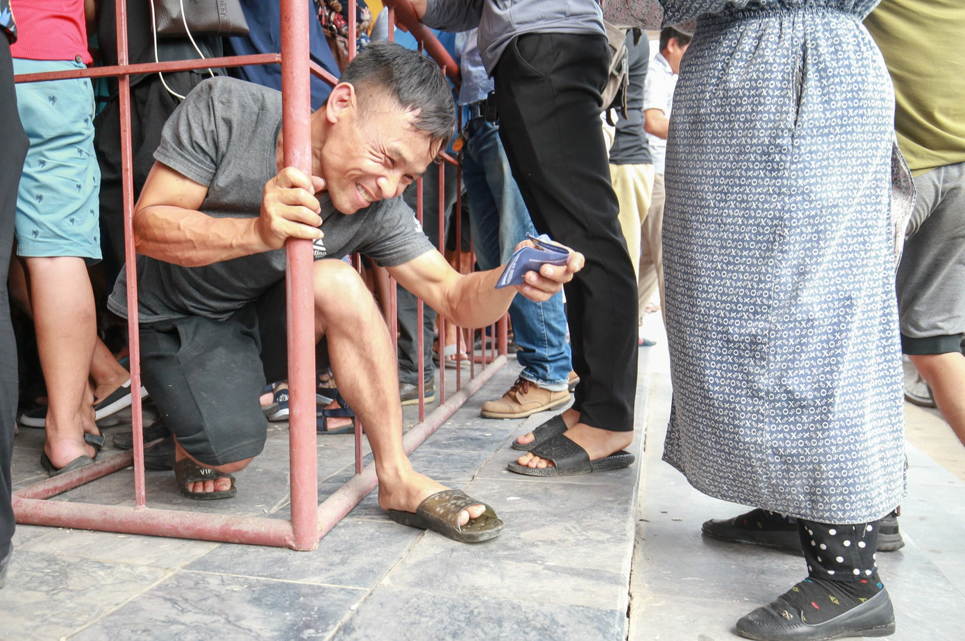 Cổ động viên chen lấn mua vé xem trận Nam Định-HAGL ảnh 2