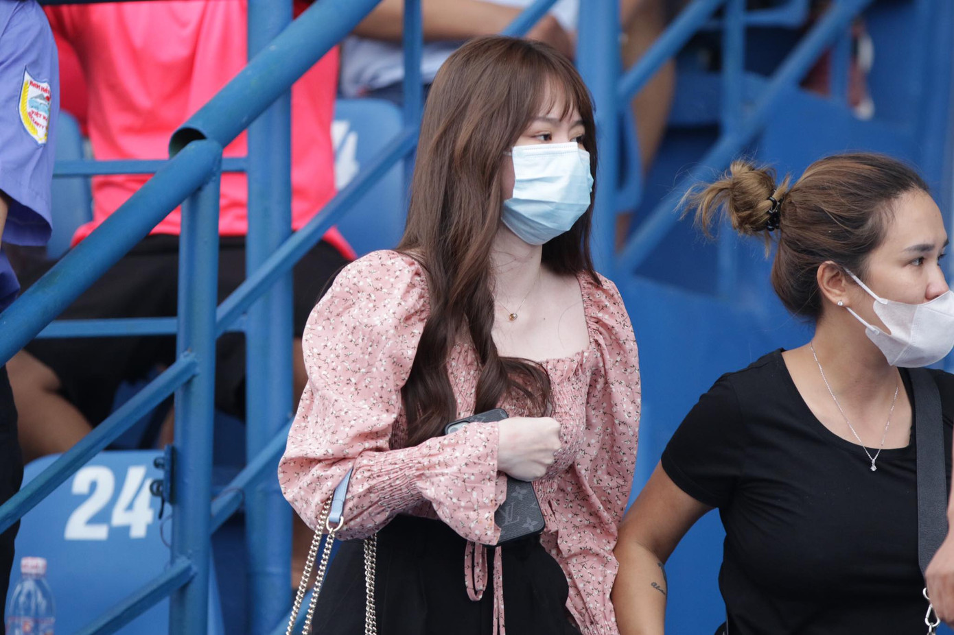 Bạn gái xuất hiện trên sân Gò Đậu, cổ vũ Quang Hải vượt bão ảnh 1