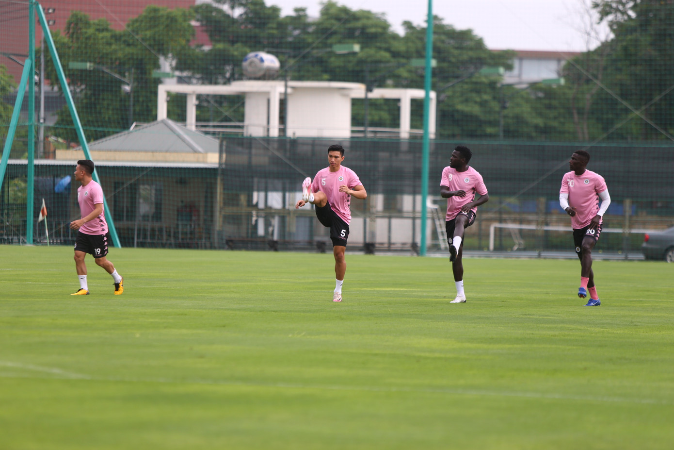 Văn Hậu như 'người khổng lồ' ở buổi tập của CLB Hà Nội ảnh 1