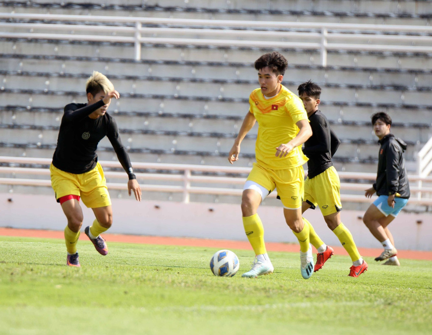 U23 Việt Nam đội nắng rèn quân tại Buriram ảnh 2