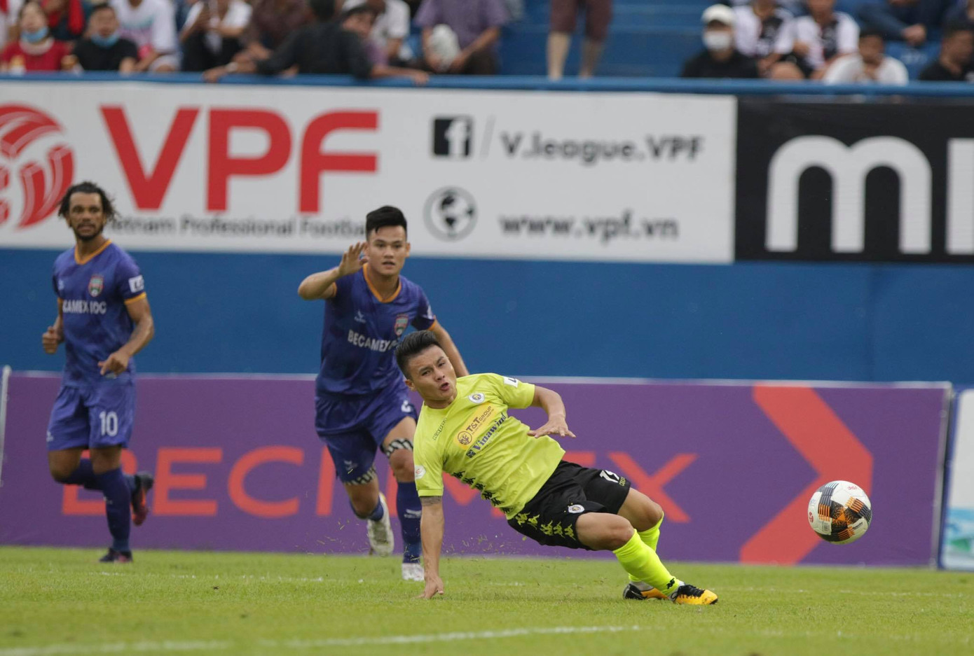 Đá chính trước Bình Dương, Quang Hải đổ máu, băng đầu ảnh 2