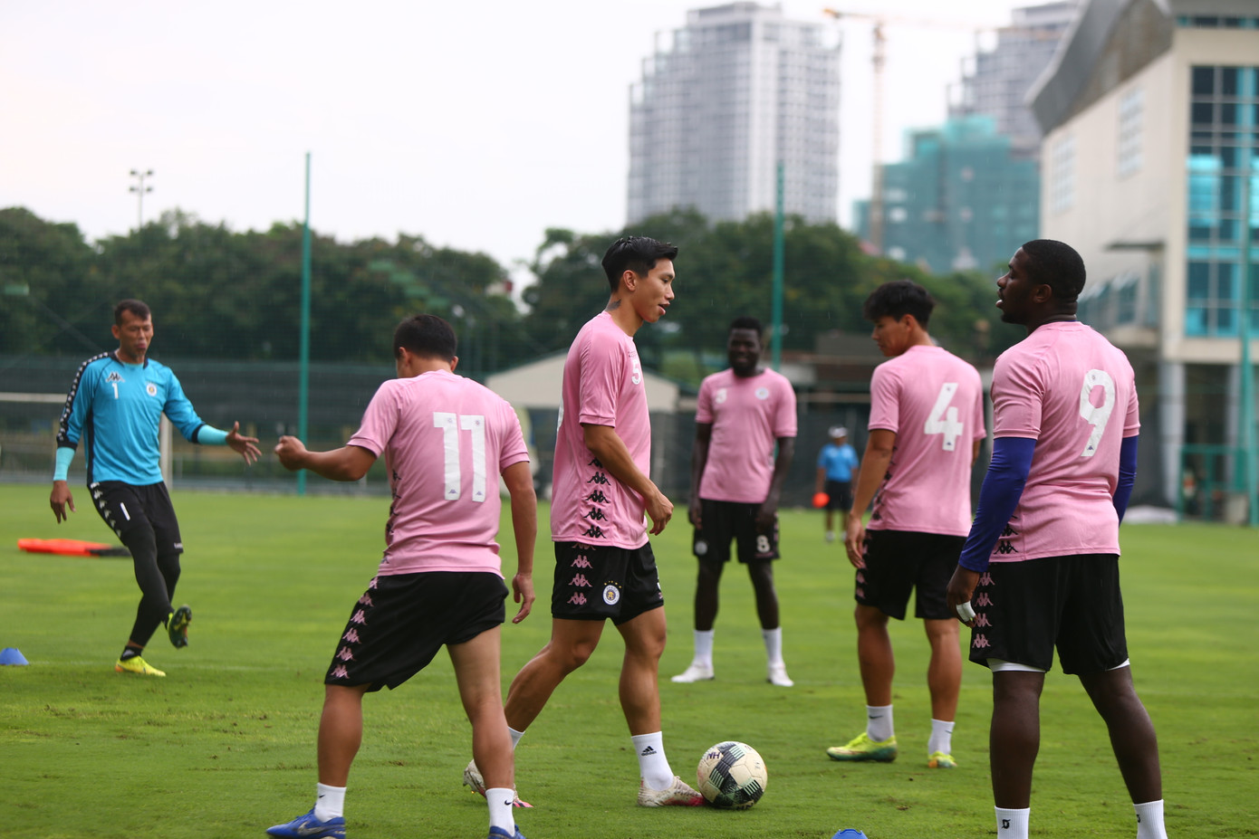 Văn Hậu như 'người khổng lồ' ở buổi tập của CLB Hà Nội ảnh 2