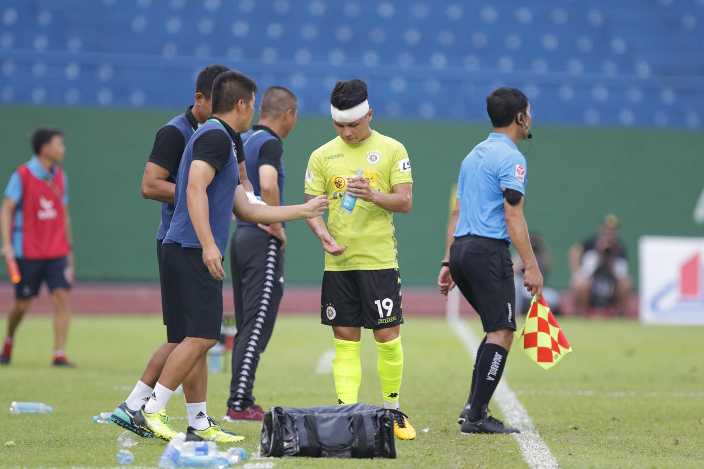 Đá chính trước Bình Dương, Quang Hải đổ máu, băng đầu ảnh 7