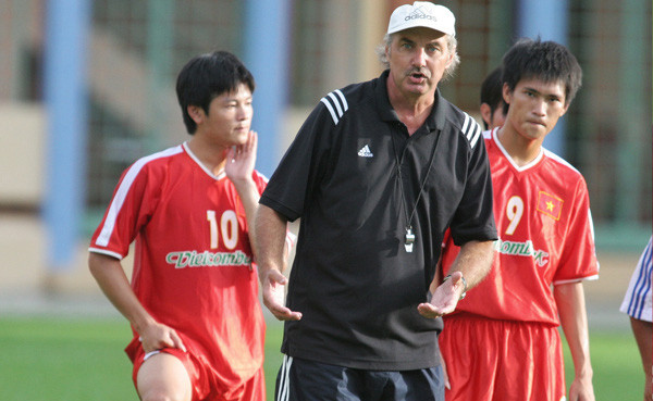 Loạt danh thủ Việt Nam sốc khi hay tin HLV Alfred Riedl qua đời ảnh 1