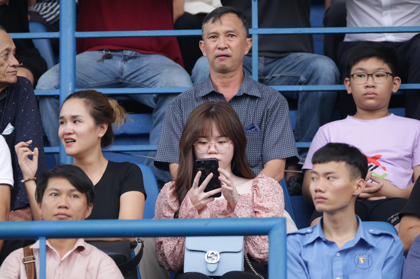 Bạn gái xuất hiện trên sân Gò Đậu, cổ vũ Quang Hải vượt bão ảnh 3