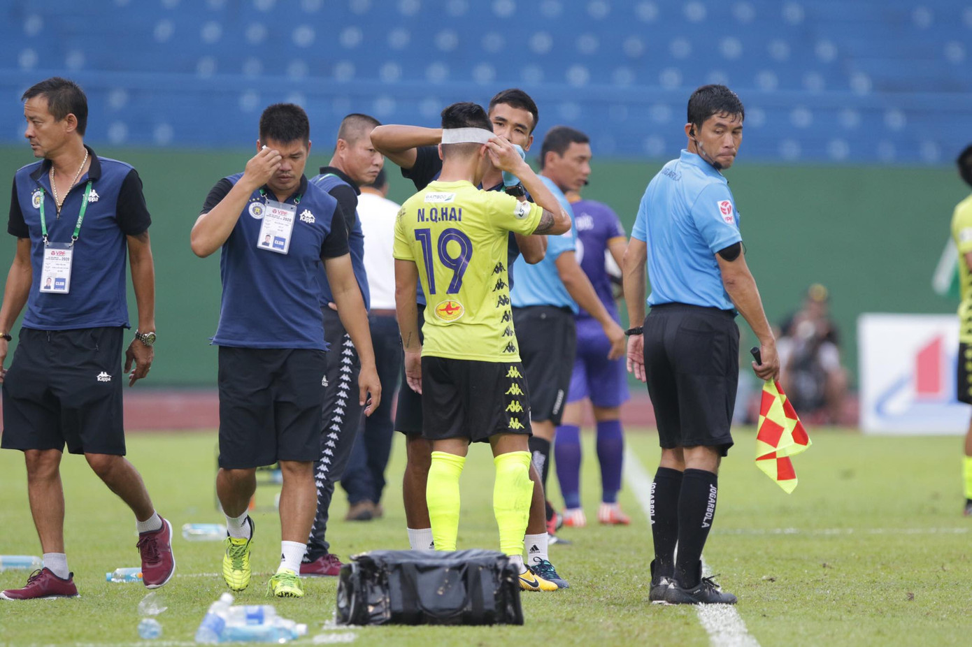 Đá chính trước Bình Dương, Quang Hải đổ máu, băng đầu ảnh 6