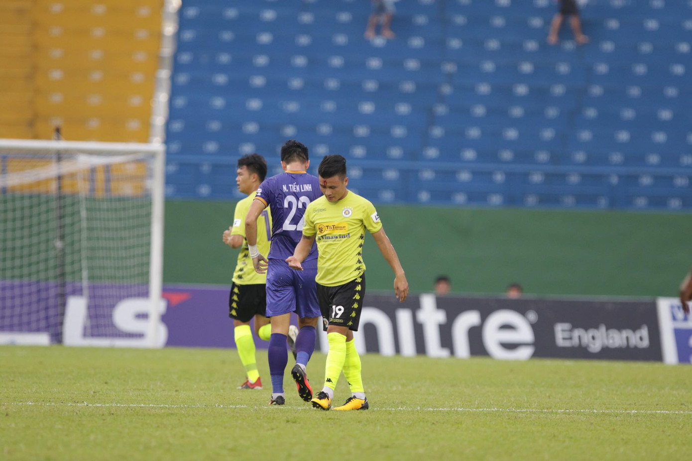 Đá chính trước Bình Dương, Quang Hải đổ máu, băng đầu ảnh 5