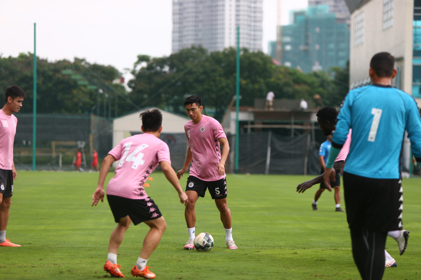 Văn Hậu như 'người khổng lồ' ở buổi tập của CLB Hà Nội ảnh 3