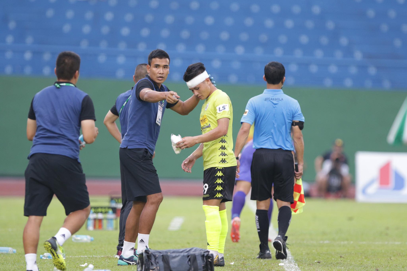 Bạn gái xuất hiện trên sân Gò Đậu, cổ vũ Quang Hải vượt bão ảnh 4