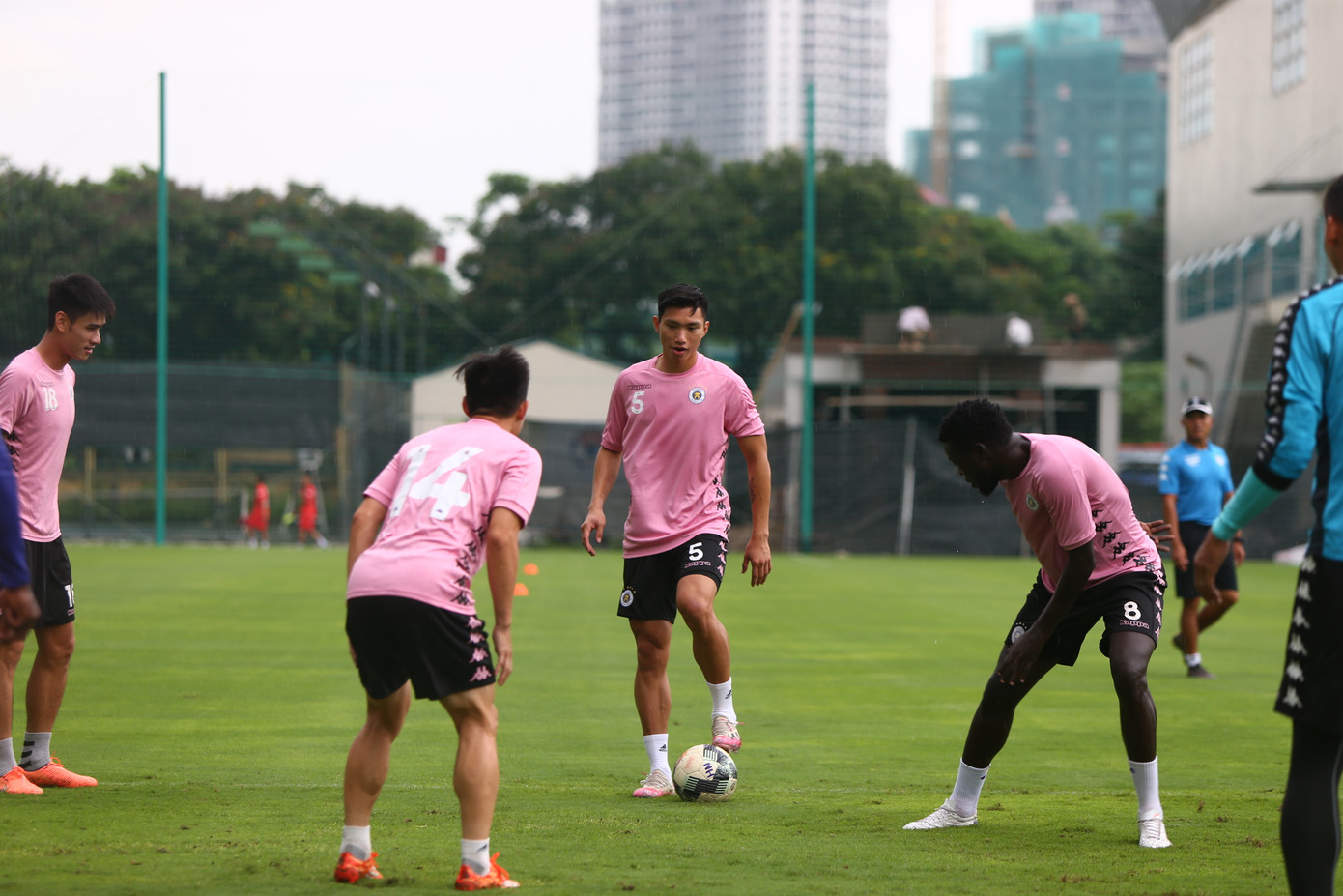Văn Hậu như 'người khổng lồ' ở buổi tập của CLB Hà Nội ảnh 5