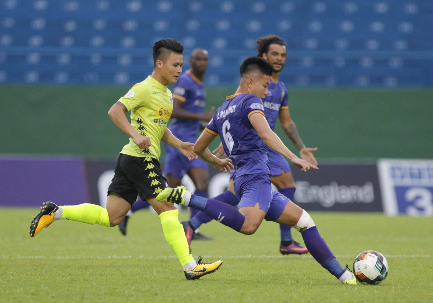 Đá chính trước Bình Dương, Quang Hải đổ máu, băng đầu ảnh 1