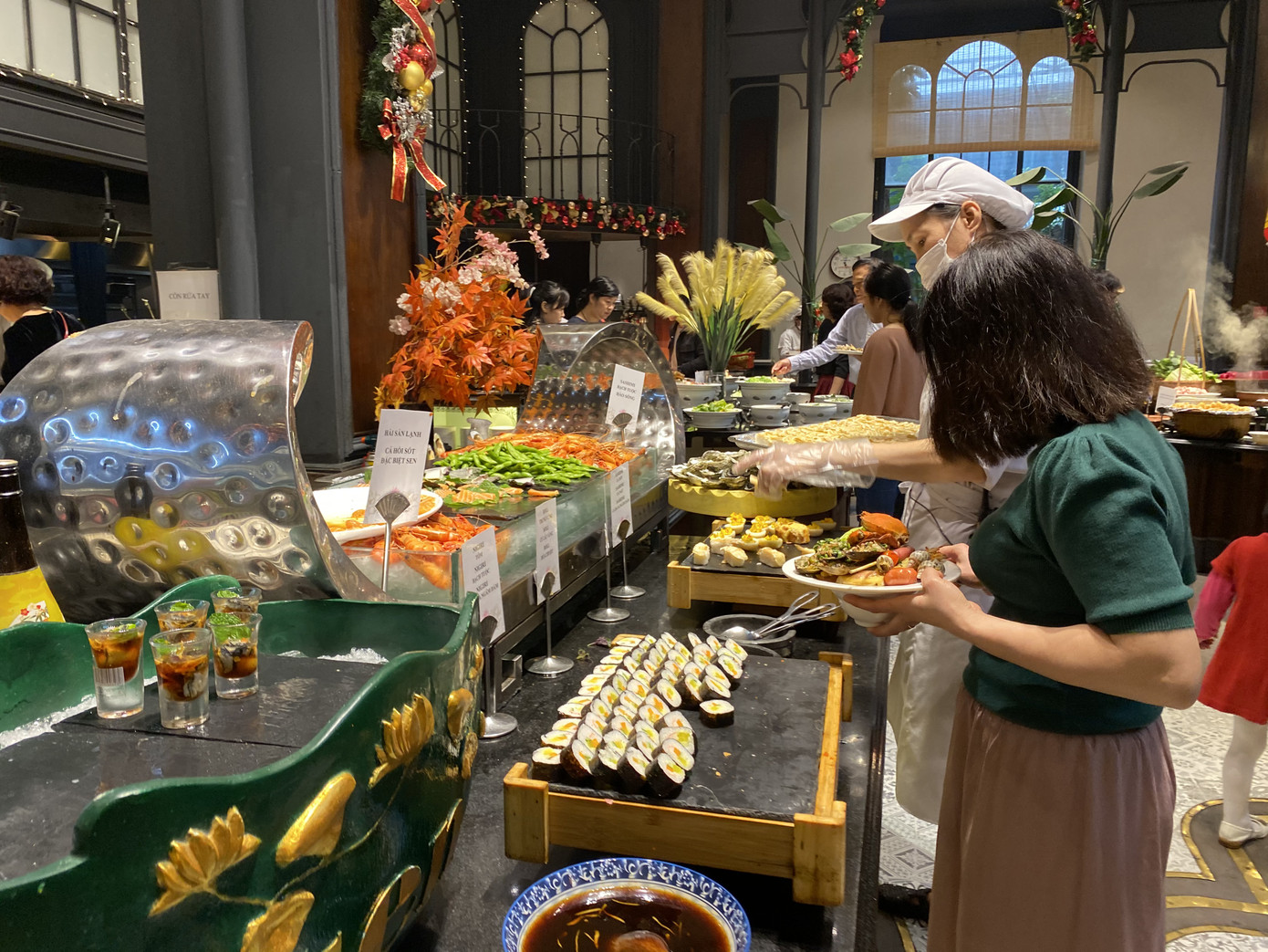 'Cháy' bàn tất niên, tiền triệu mua chỗ đón countdown sang năm mới 2021 ảnh 1