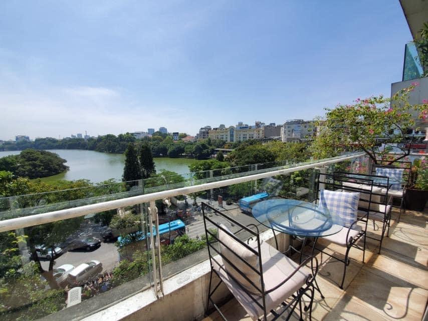 'Cháy' bàn tất niên, tiền triệu mua chỗ đón countdown sang năm mới 2021 ảnh 2