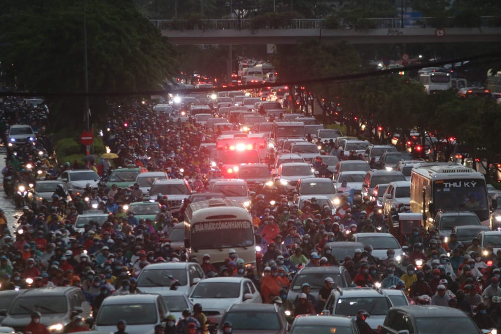 Nghìn người 'chôn chân' trong dòng xe cộ sau cơn mưa lớn ở Sài Gòn ảnh 6