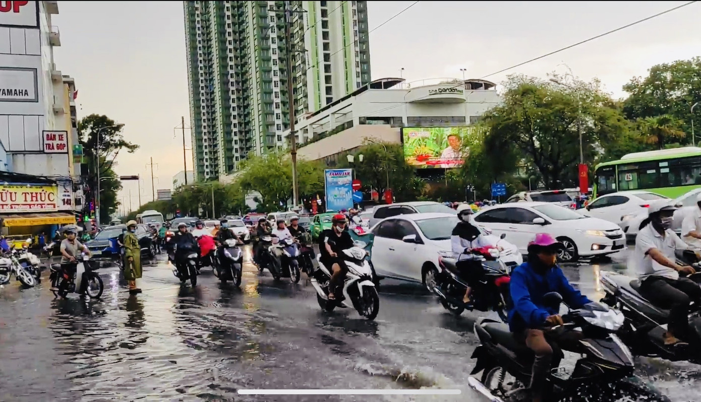 Mưa lớn giờ tan tầm, người Sài Gòn bì bõm lội nước về nhà ảnh 6