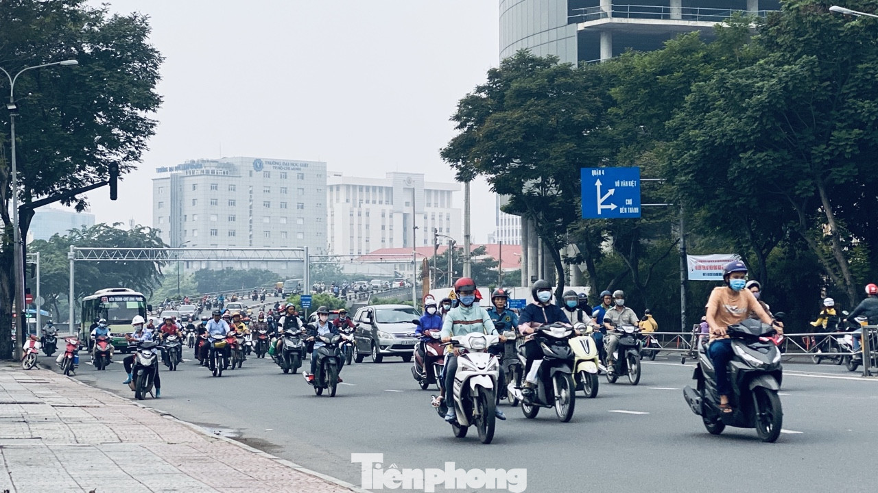 Bầu trời Sài Gòn âm u, chìm trong sương mù ảnh 1