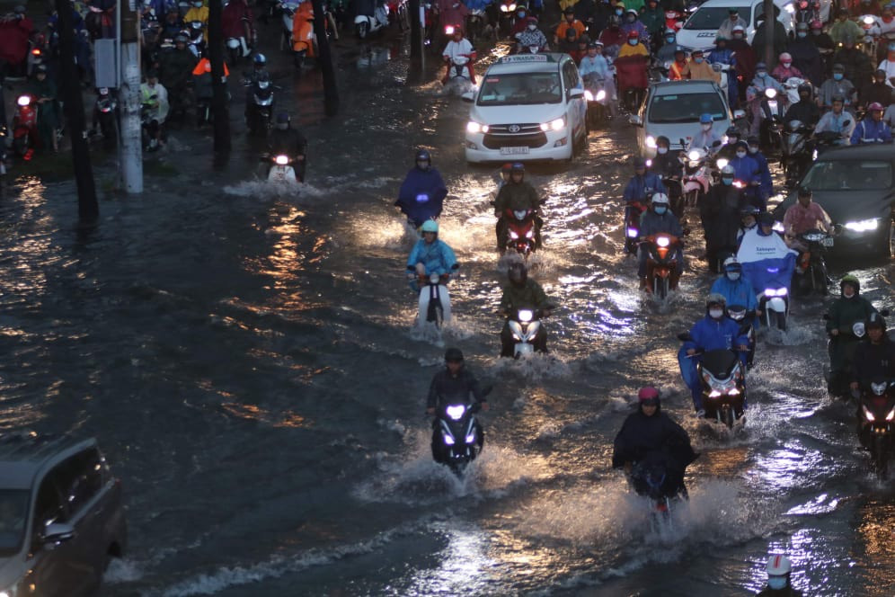 Nghìn người 'chôn chân' trong dòng xe cộ sau cơn mưa lớn ở Sài Gòn ảnh 15