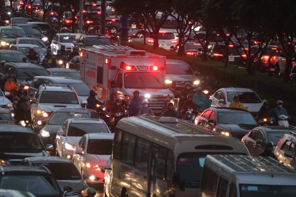 Nghìn người 'chôn chân' trong dòng xe cộ sau cơn mưa lớn ở Sài Gòn ảnh 8