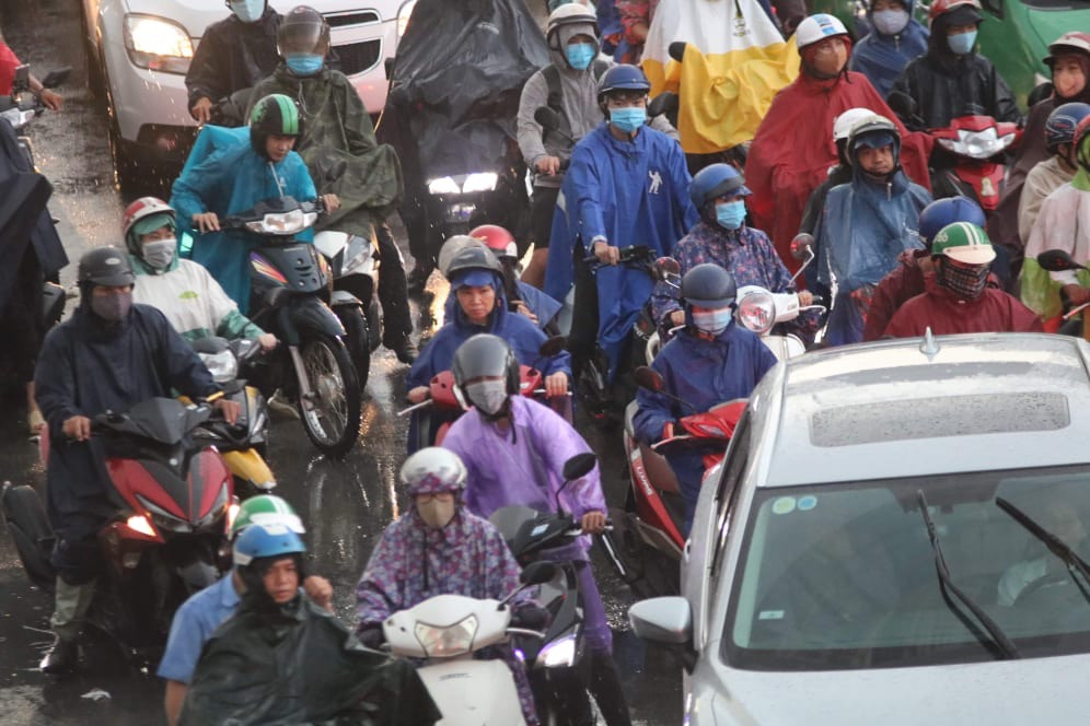 Nghìn người 'chôn chân' trong dòng xe cộ sau cơn mưa lớn ở Sài Gòn ảnh 9