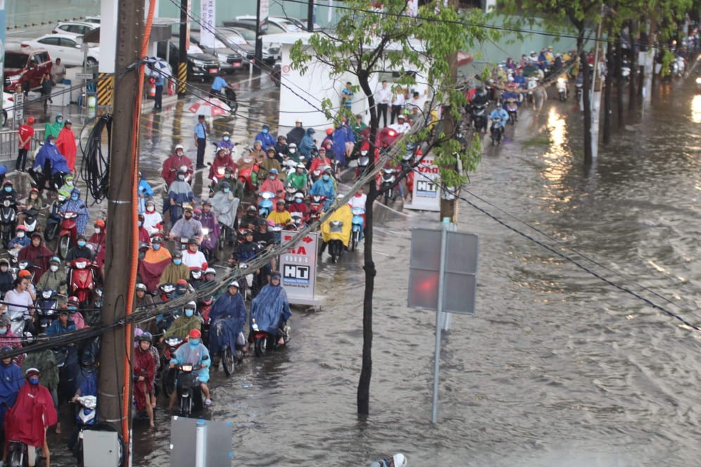 Nghìn người 'chôn chân' trong dòng xe cộ sau cơn mưa lớn ở Sài Gòn ảnh 3