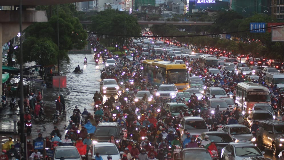 Nghìn người 'chôn chân' trong dòng xe cộ sau cơn mưa lớn ở Sài Gòn ảnh 16