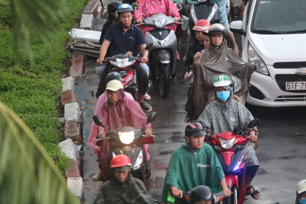 Nghìn người 'chôn chân' trong dòng xe cộ sau cơn mưa lớn ở Sài Gòn ảnh 14