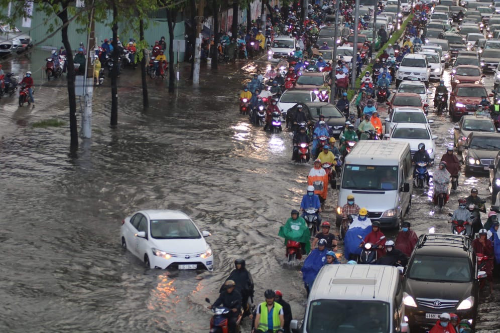 Nghìn người 'chôn chân' trong dòng xe cộ sau cơn mưa lớn ở Sài Gòn ảnh 10