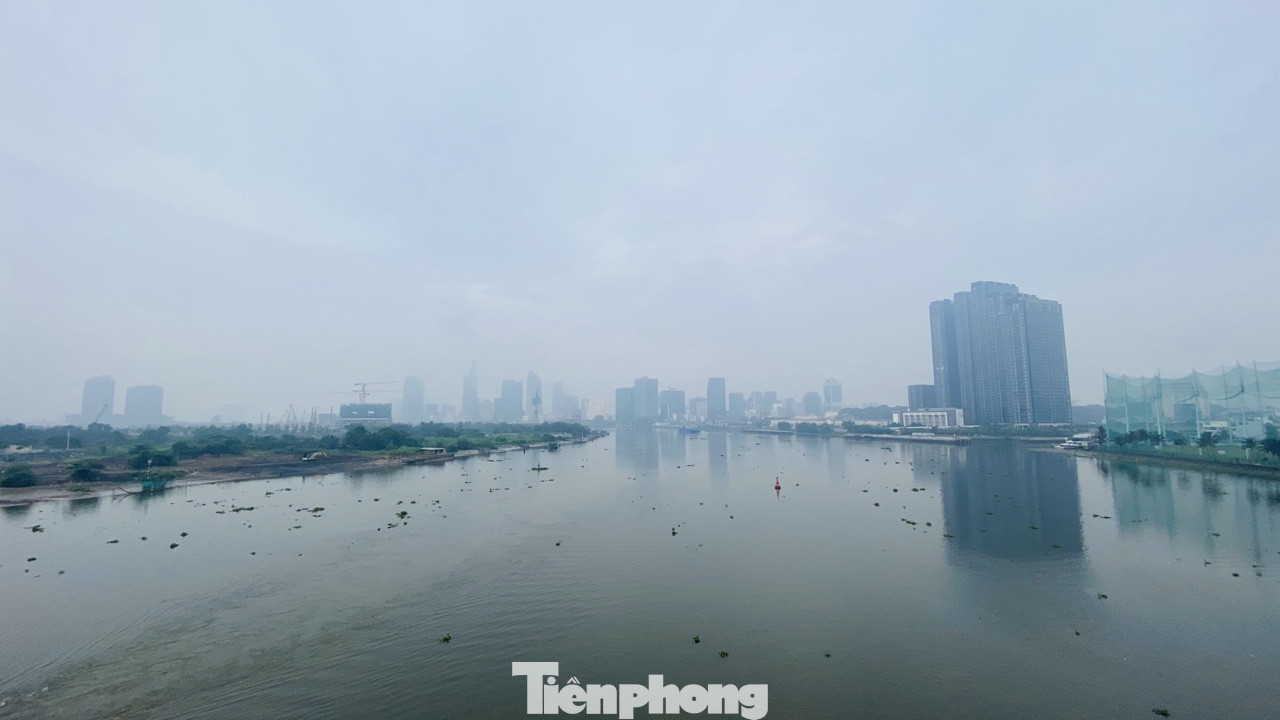 Bầu trời Sài Gòn âm u, chìm trong sương mù ảnh 11