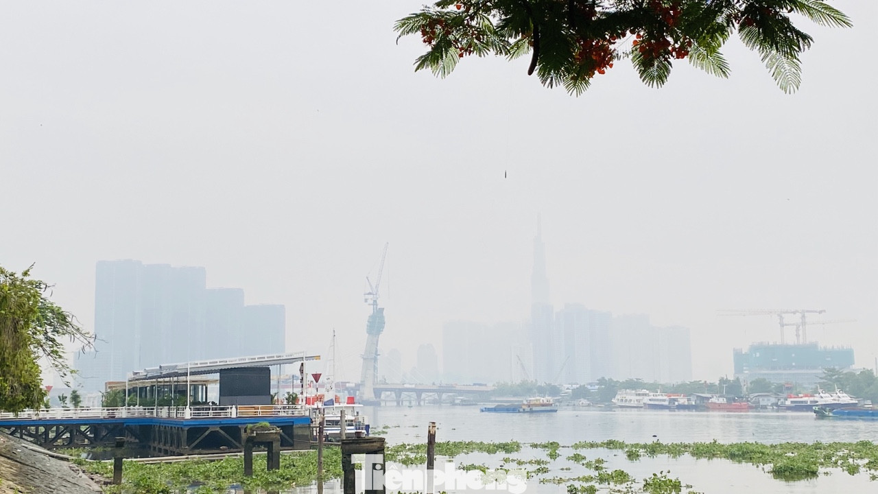 Bầu trời Sài Gòn âm u, chìm trong sương mù ảnh 7