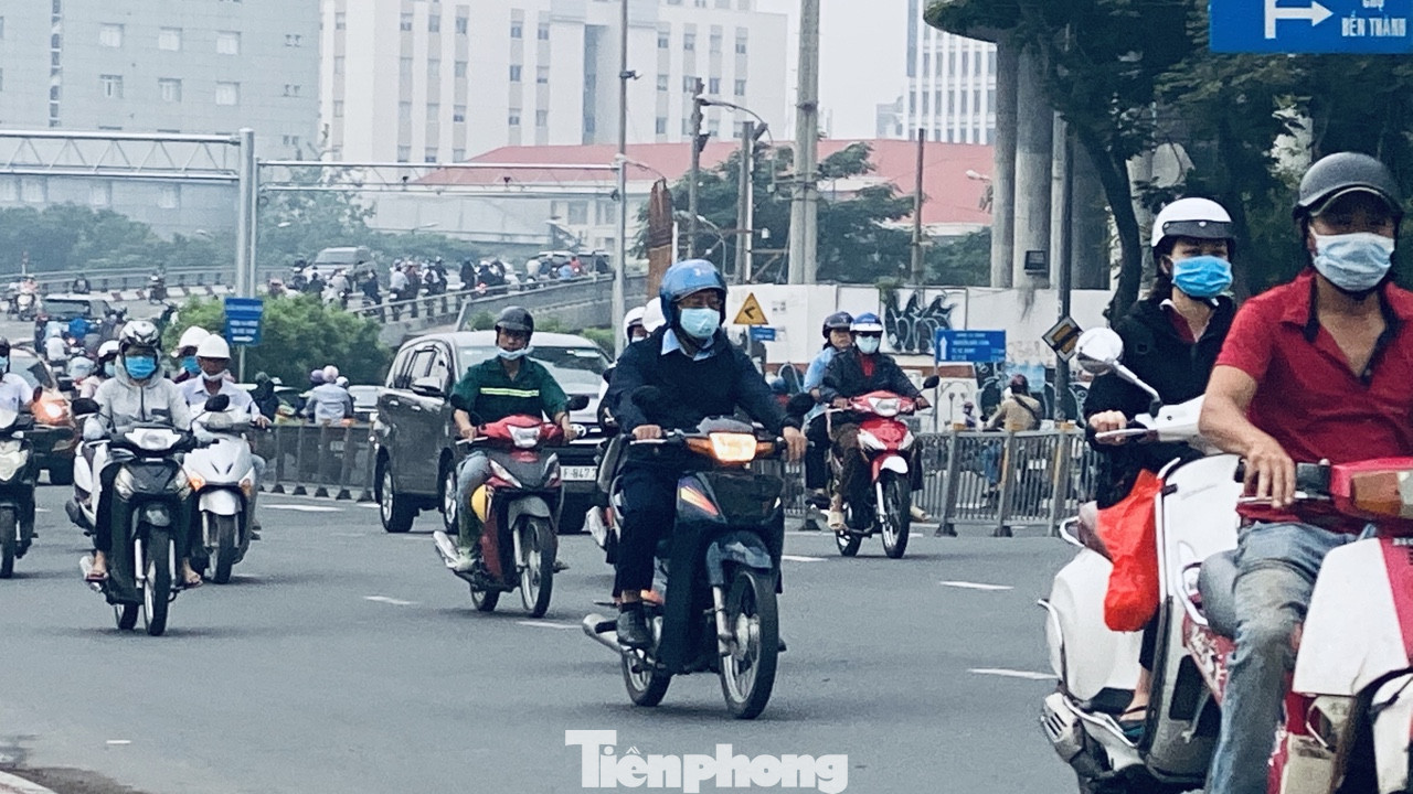 Bầu trời Sài Gòn âm u, chìm trong sương mù ảnh 3