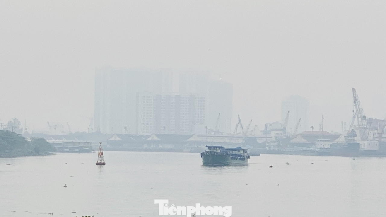 Bầu trời Sài Gòn âm u, chìm trong sương mù ảnh 10