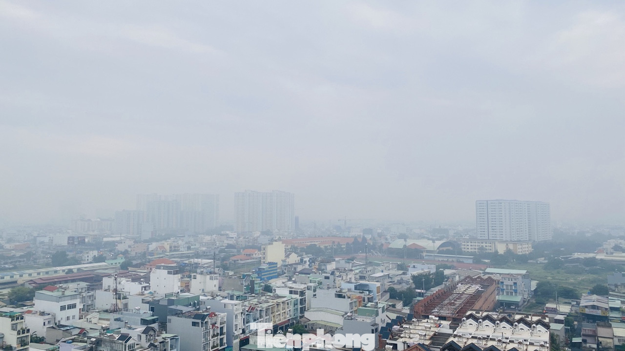 Bầu trời Sài Gòn âm u, chìm trong sương mù ảnh 16