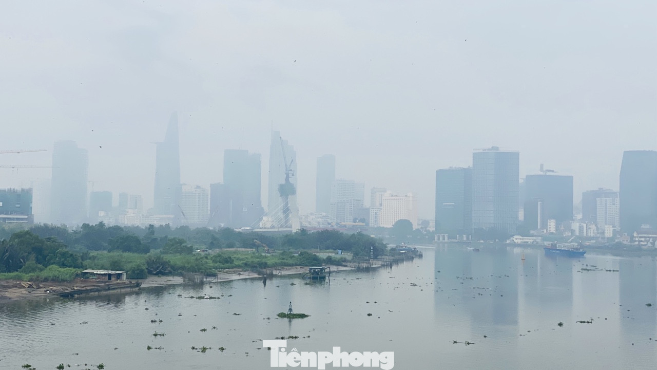 Bầu trời Sài Gòn âm u, chìm trong sương mù ảnh 14