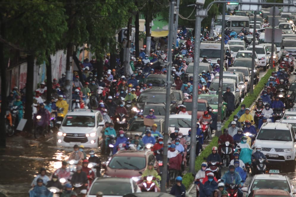Nghìn người 'chôn chân' trong dòng xe cộ sau cơn mưa lớn ở Sài Gòn ảnh 5