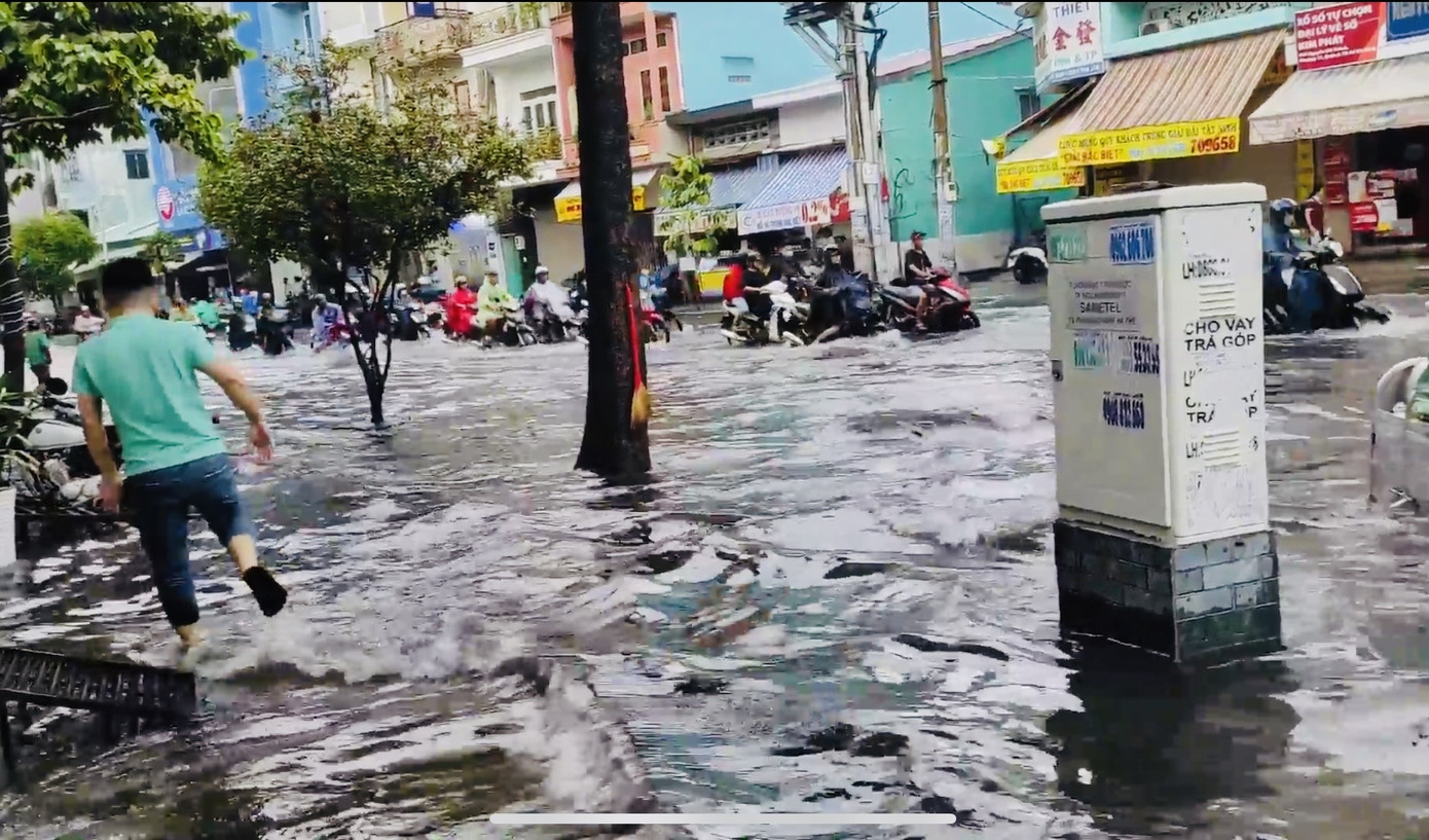 Mưa lớn giờ tan tầm, người Sài Gòn bì bõm lội nước về nhà ảnh 9