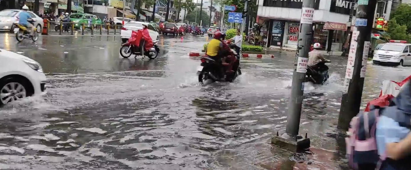 Mưa lớn giờ tan tầm, người Sài Gòn bì bõm lội nước về nhà ảnh 11