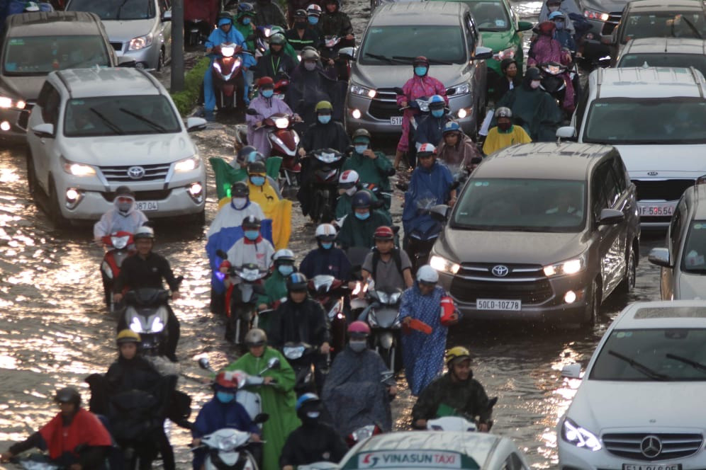 Nghìn người 'chôn chân' trong dòng xe cộ sau cơn mưa lớn ở Sài Gòn ảnh 1