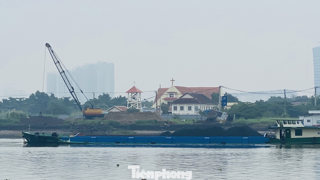 Bầu trời Sài Gòn âm u, chìm trong sương mù ảnh 9