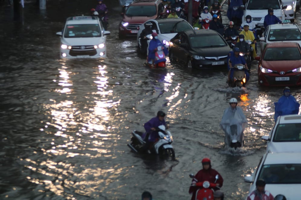 Nghìn người 'chôn chân' trong dòng xe cộ sau cơn mưa lớn ở Sài Gòn ảnh 4