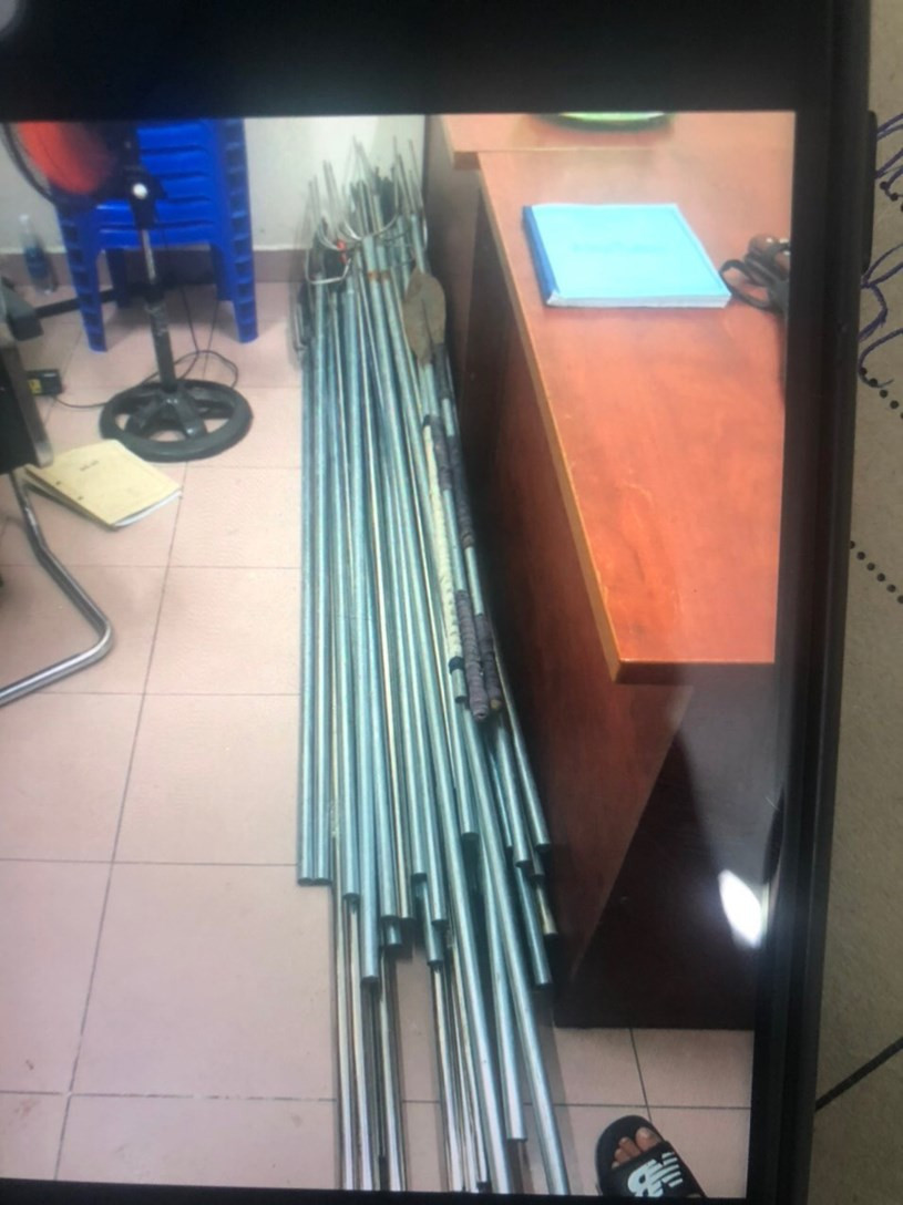 Cận cảnh hung khí nhóm 200 thanh niên áo cam đập phá quán nhậu ở Sài Gòn ảnh 3