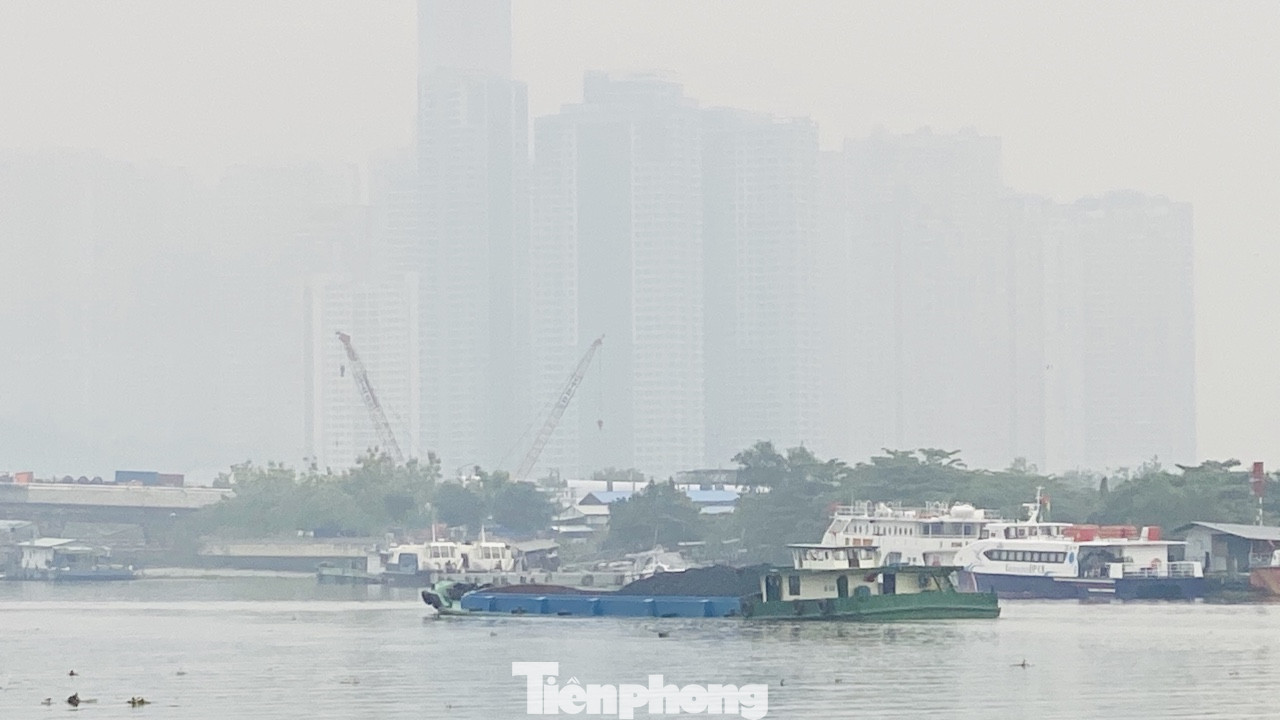 Bầu trời Sài Gòn âm u, chìm trong sương mù ảnh 5