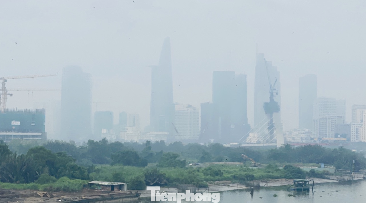 Bầu trời Sài Gòn âm u, chìm trong sương mù ảnh 12
