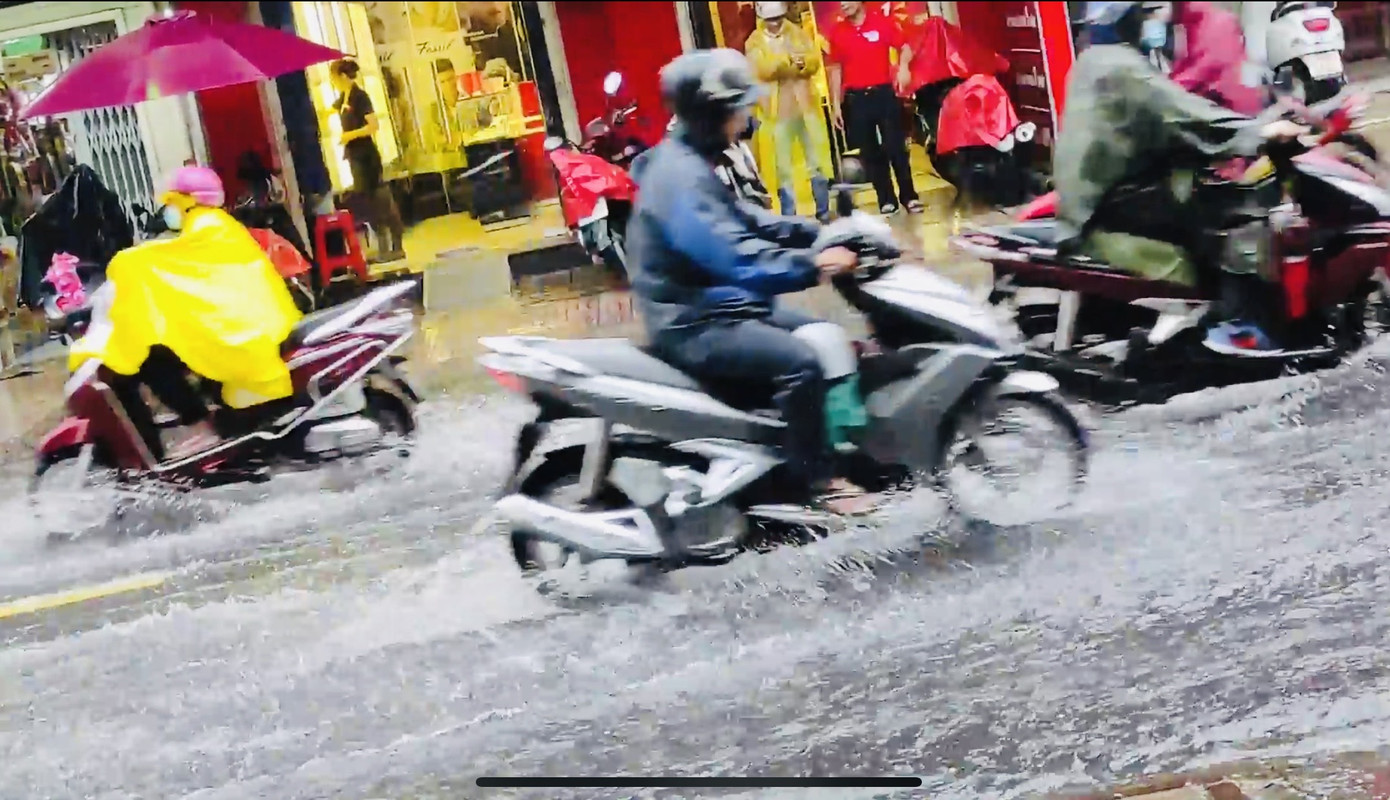 Mưa lớn giờ tan tầm, người Sài Gòn bì bõm lội nước về nhà ảnh 7