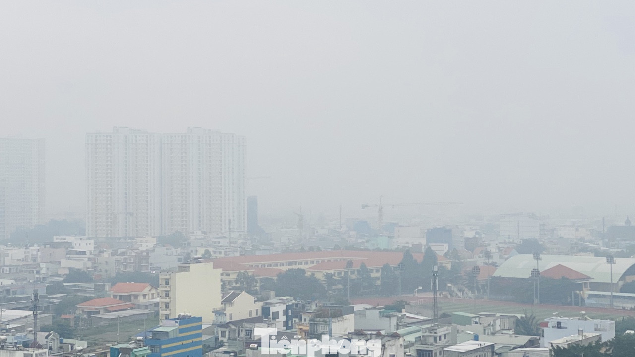 Bầu trời Sài Gòn âm u, chìm trong sương mù ảnh 15
