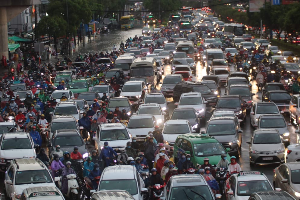 Nghìn người 'chôn chân' trong dòng xe cộ sau cơn mưa lớn ở Sài Gòn ảnh 12