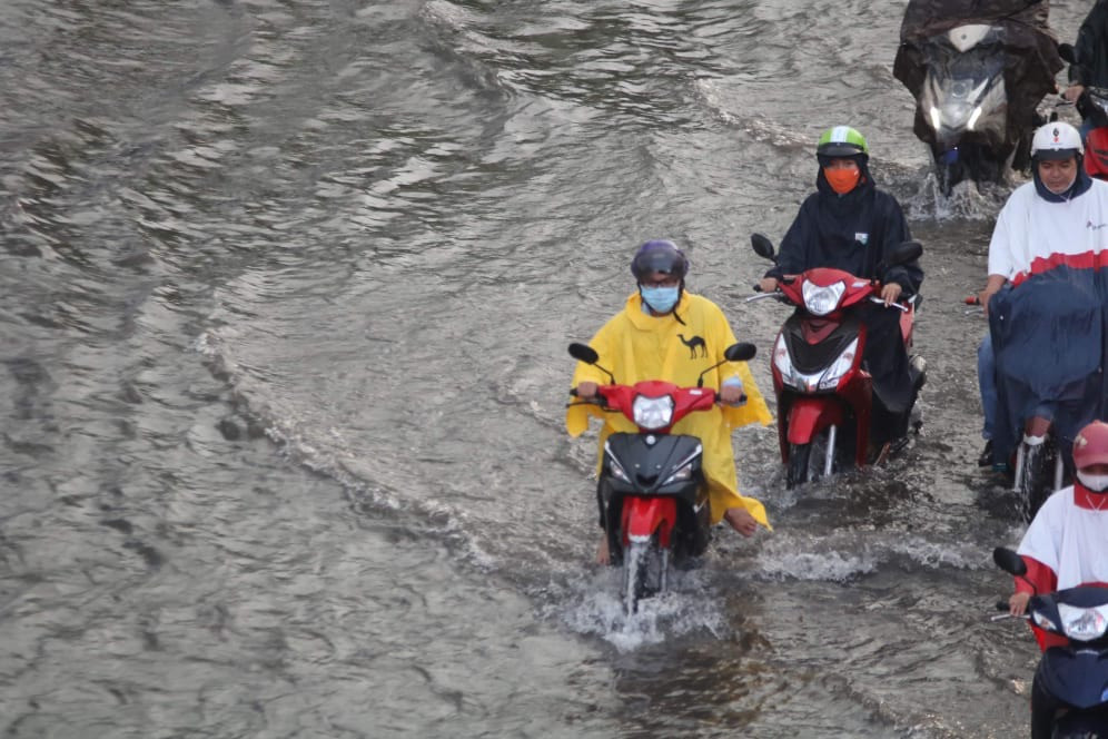 Nghìn người 'chôn chân' trong dòng xe cộ sau cơn mưa lớn ở Sài Gòn ảnh 11