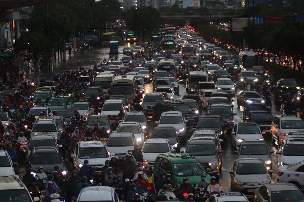 Nghìn người 'chôn chân' trong dòng xe cộ sau cơn mưa lớn ở Sài Gòn ảnh 13
