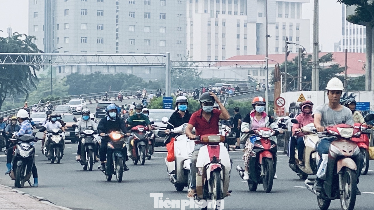 Bầu trời Sài Gòn âm u, chìm trong sương mù ảnh 2