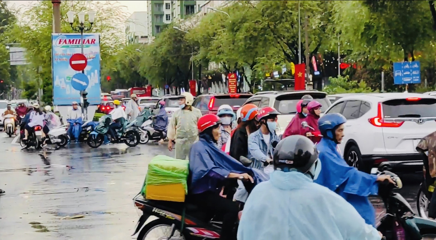 Mưa lớn giờ tan tầm, người Sài Gòn bì bõm lội nước về nhà ảnh 4