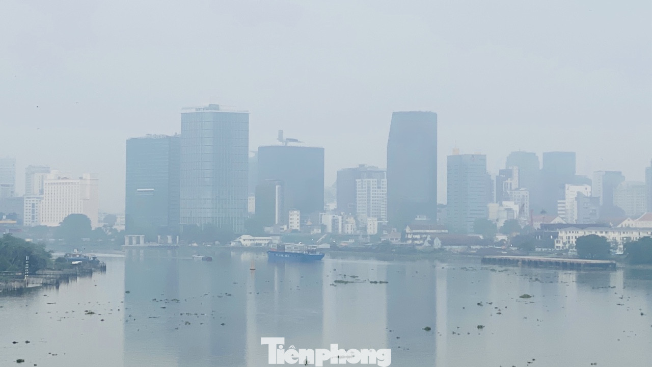 Bầu trời Sài Gòn âm u, chìm trong sương mù ảnh 13